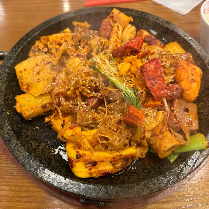 다양한 마라탕 재료들이 신선하게 진열되어 있는 모습