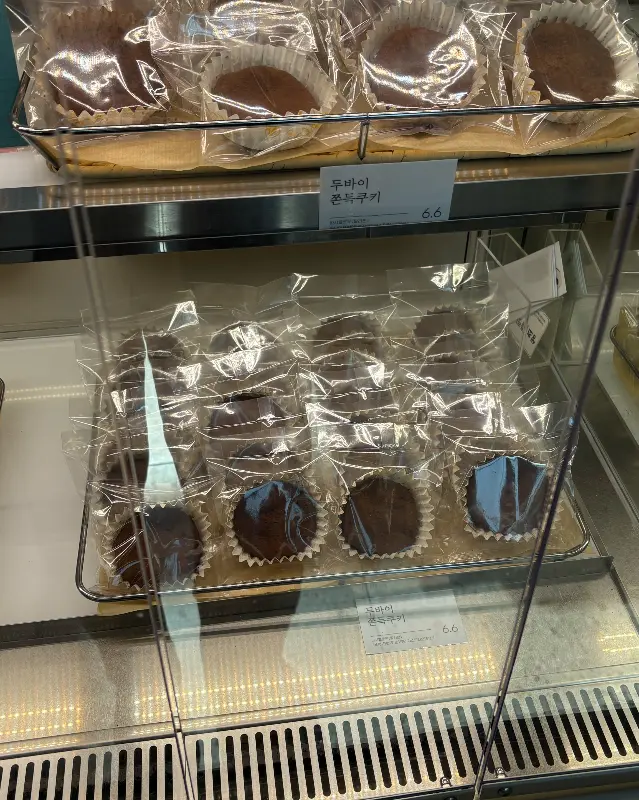 쇼케이스 안에 진열된 두쫀쿠