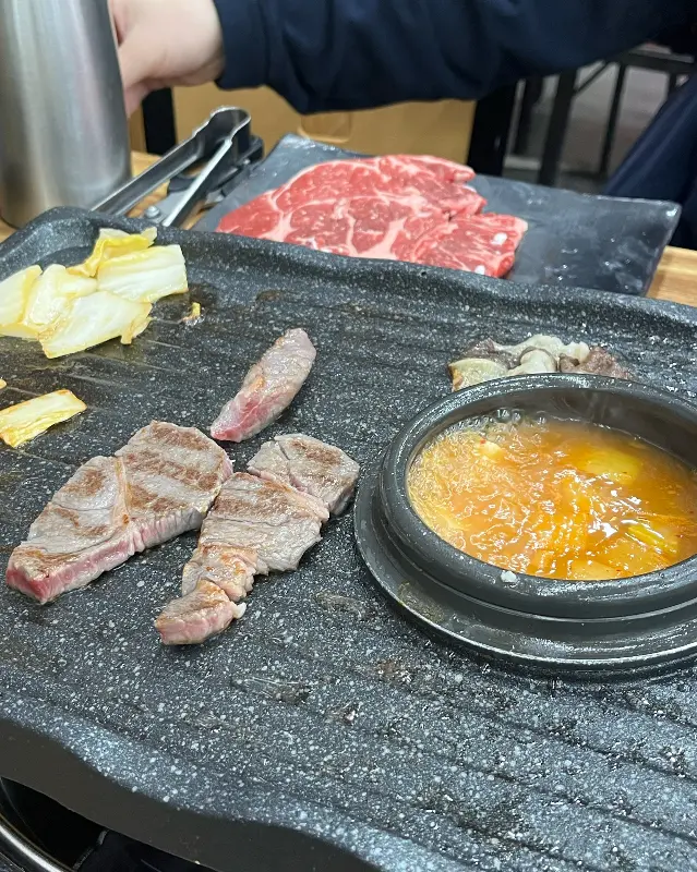 숯불 위에서 익어가는 한우