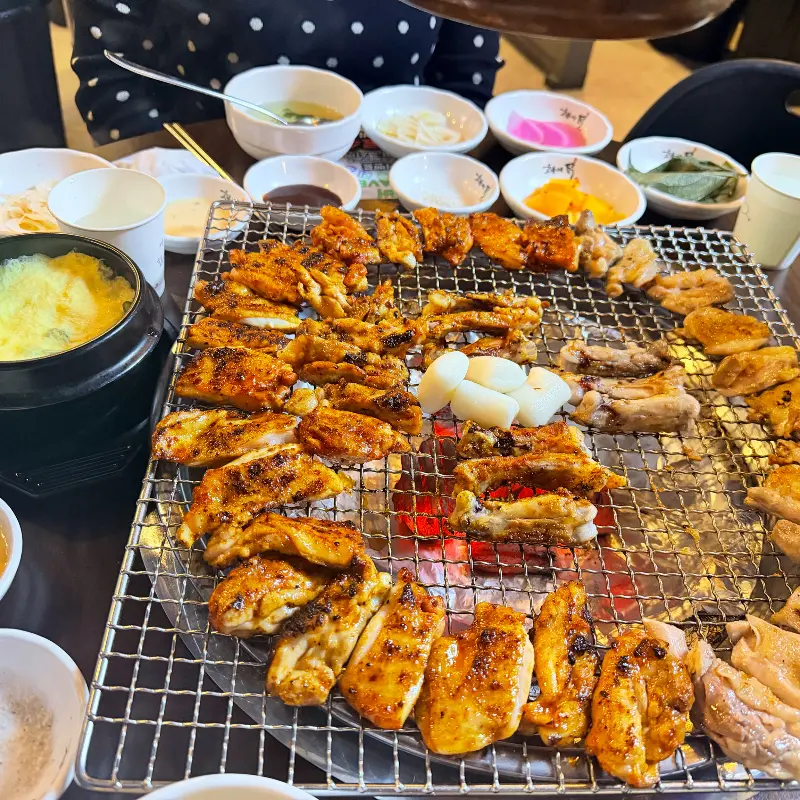 숯불에 닭갈비와 닭목살이 구워지고 있는 모습