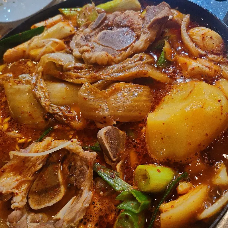 푸짐한 족발탕 한 상차림