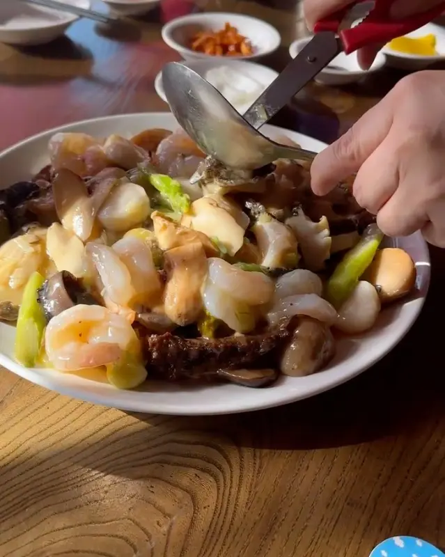 해산물이 가득 들어간 요리