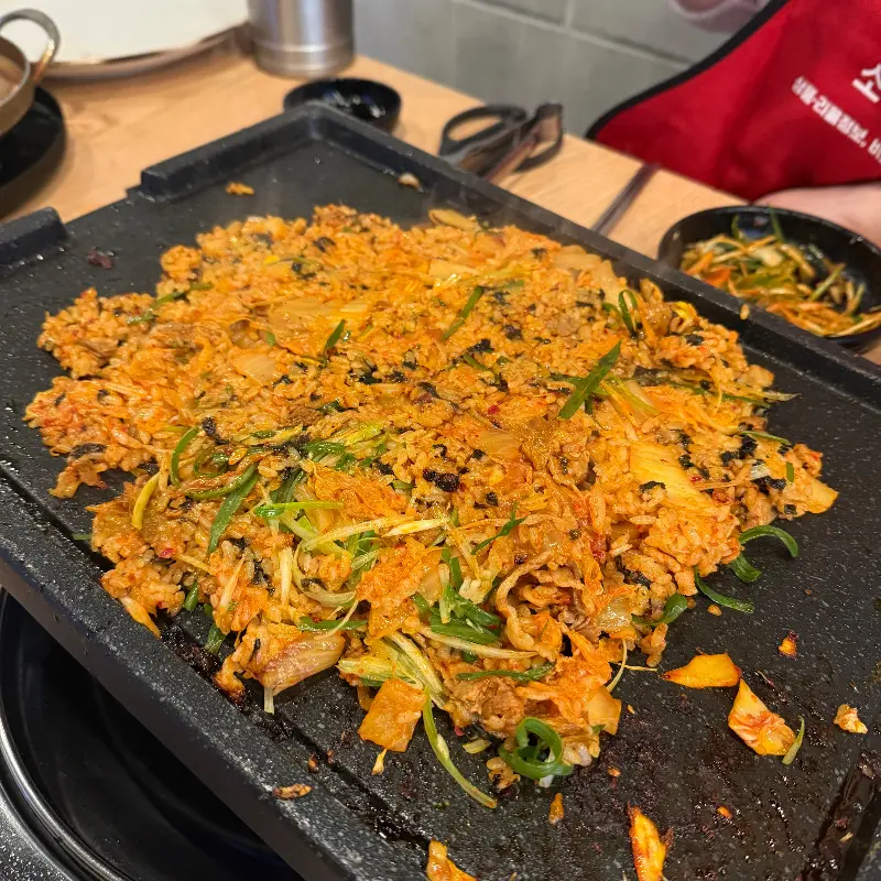 불판 위에 펼쳐진 먹음직스러운 볶음밥