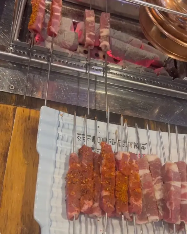 자동으로 돌아가는 꼬치 기계