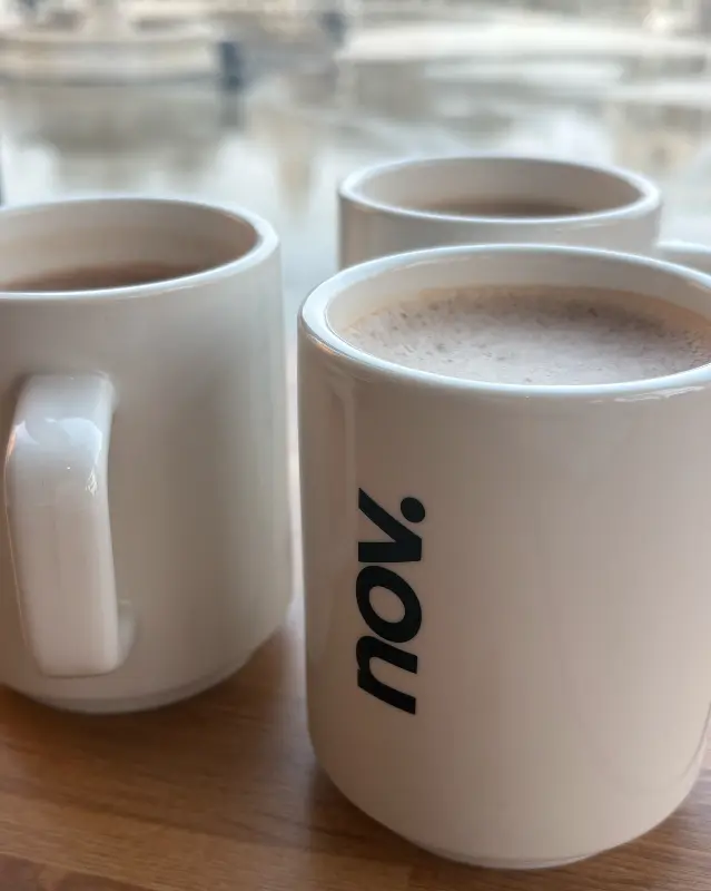 카페 내부의 식물 장식