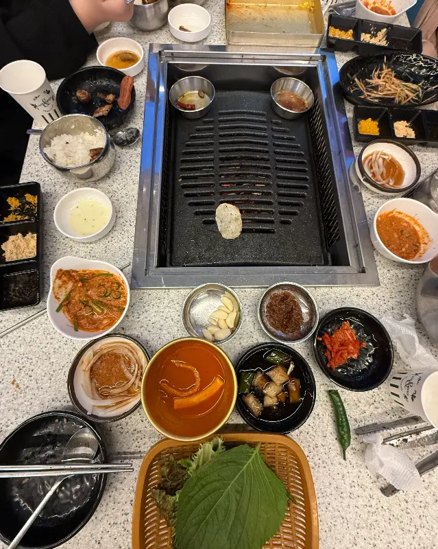 다채로운 반찬들이 놓인 테이블 전경