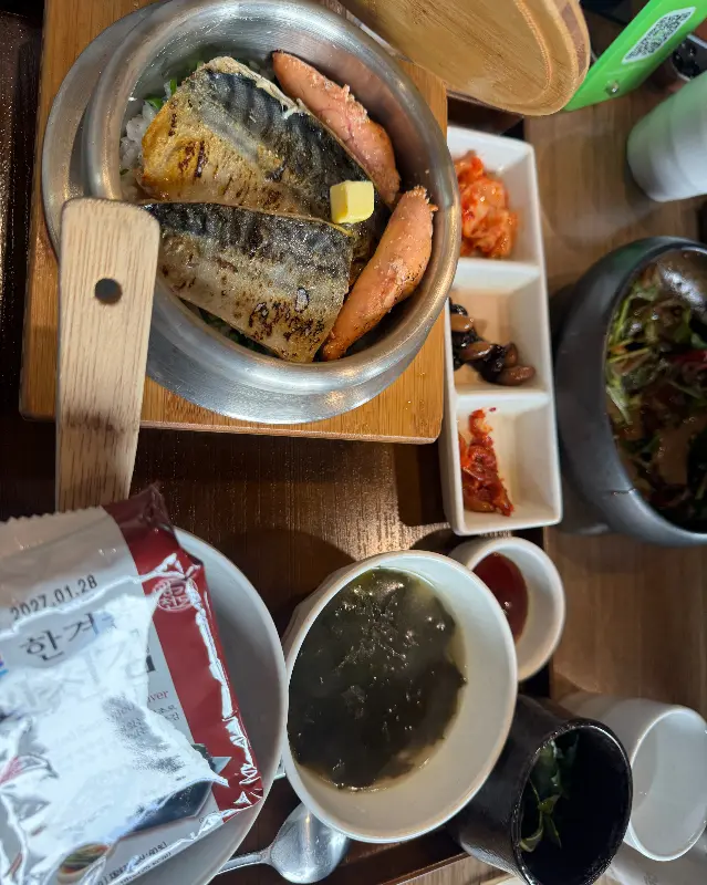 푸짐한 제육볶음 솥밥