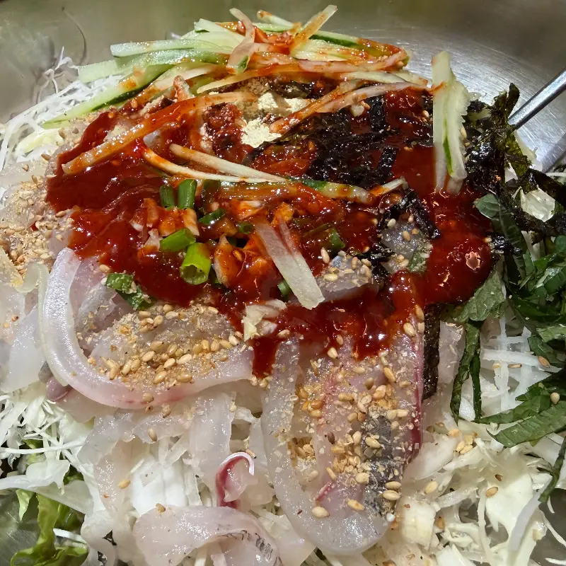 싱싱한 해산물이 가득한 물회