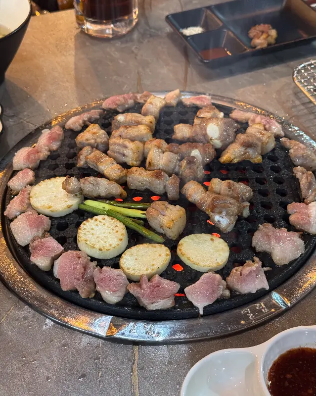 육즙 가득한 삼겹살 한 점