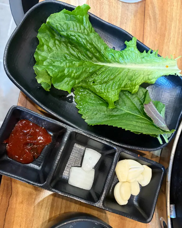닭갈비와 함께 제공되는 신선한 쌈 채소