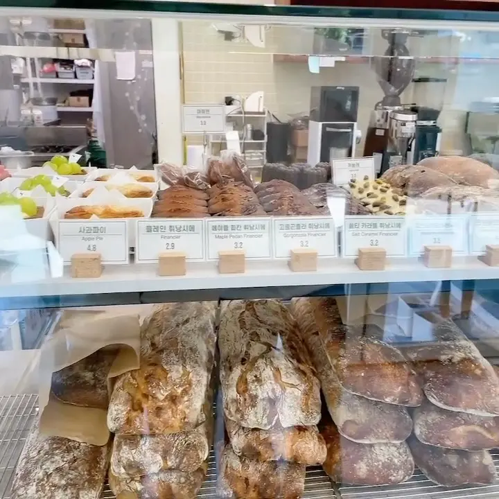 다양한 빵이 진열된 모습