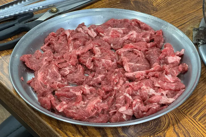 얇게 썰린 신선한 불고기가 쟁반에 담겨져 있는 모습
