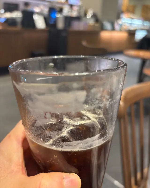 거의 다 비워진 아이스 아메리카노 잔