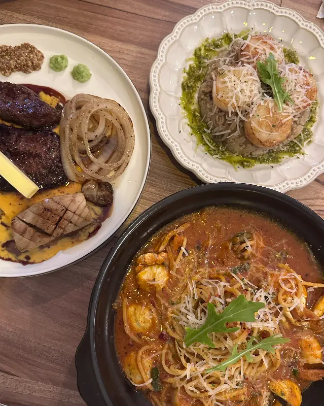 매콤 해물 뚝배기 파스타와 안심 스테이크