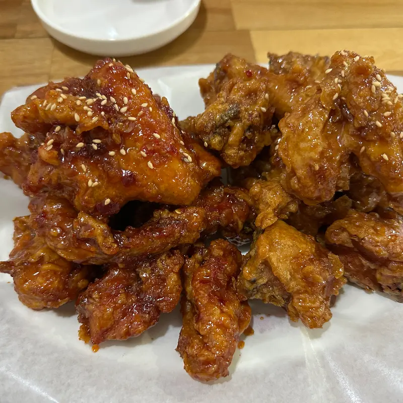 접시에 담긴 양념치킨