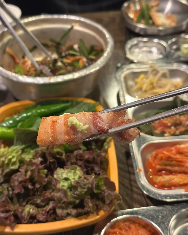쌈 싸 먹는 삼겹살