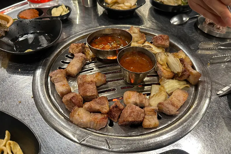 멜젓에 찍은 흑돼지