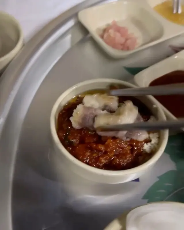 불티에서 맛볼 수 있는 돼지 껍데기