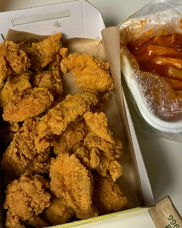 테이크 아웃 치킨과 떡볶이