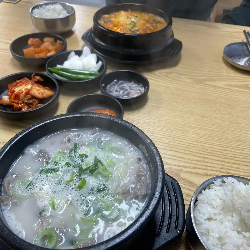 푸짐하게 차려진 순대국밥 한 상