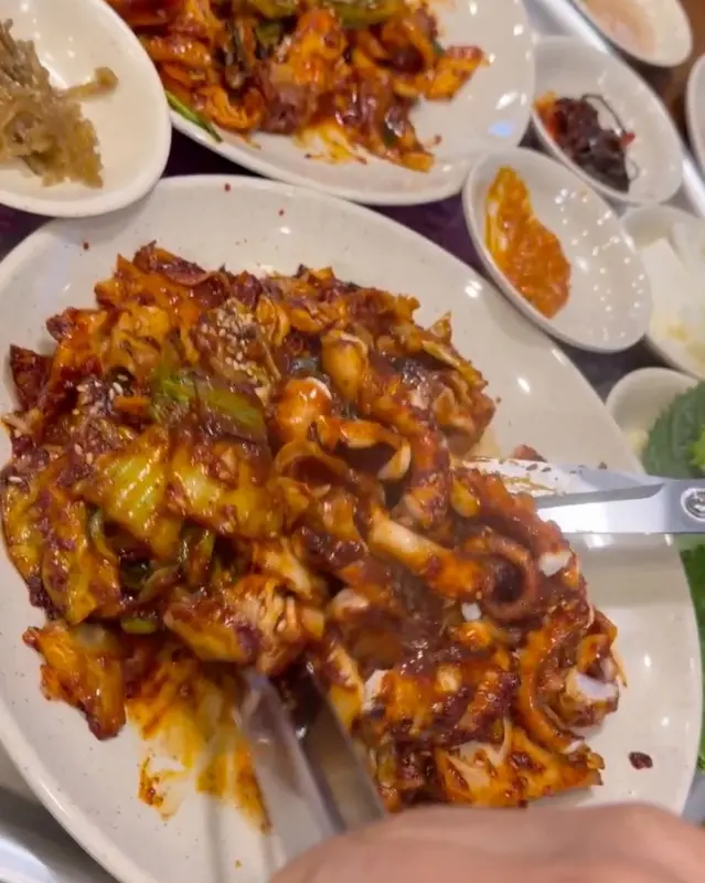 매콤한 양념에 버무려진 낙지볶음