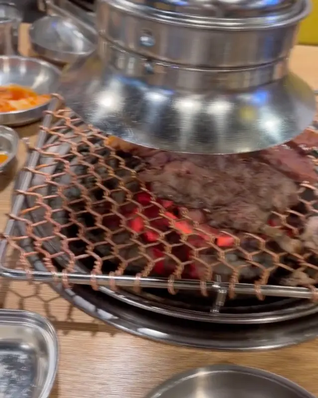 숯불 위에서 익어가는 갈비살