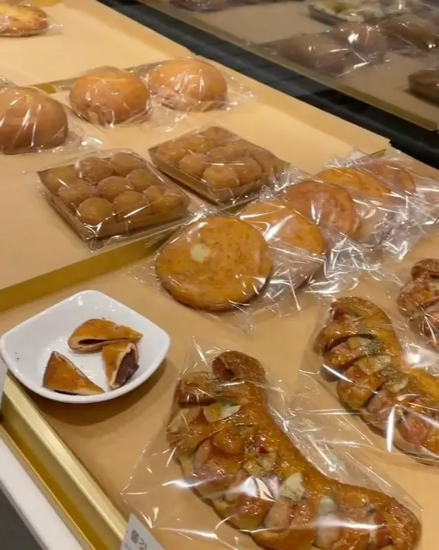 다양한 빵 진열