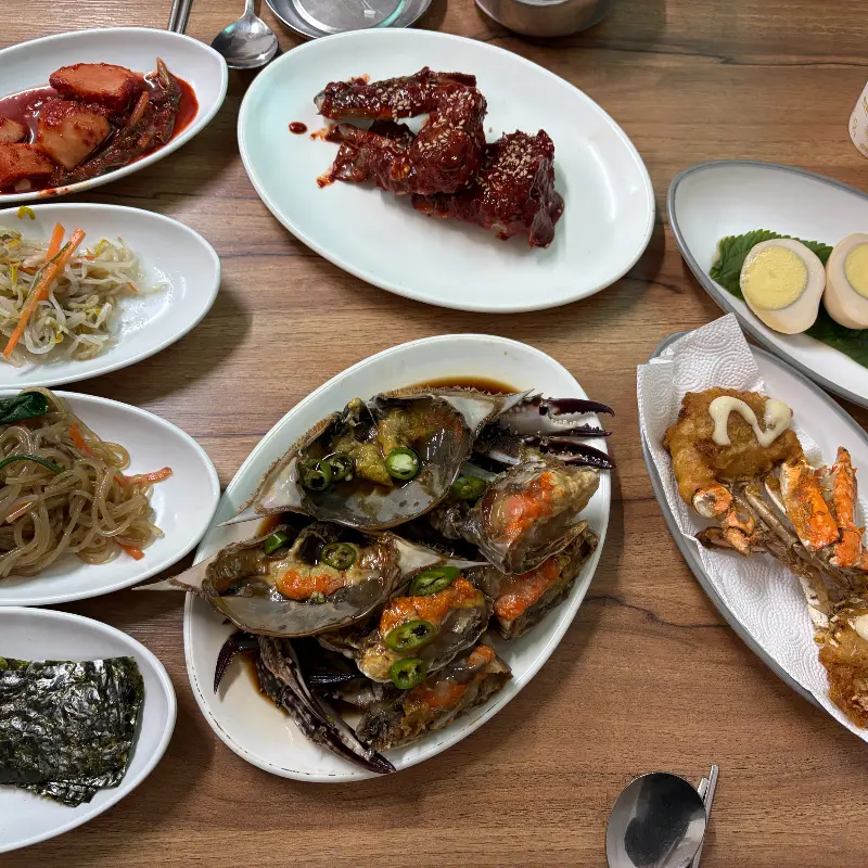 간장게장, 양념게장, 꽃게튀김, 꽃게탕, 밑반찬이 모두 담긴 푸짐한 한 상