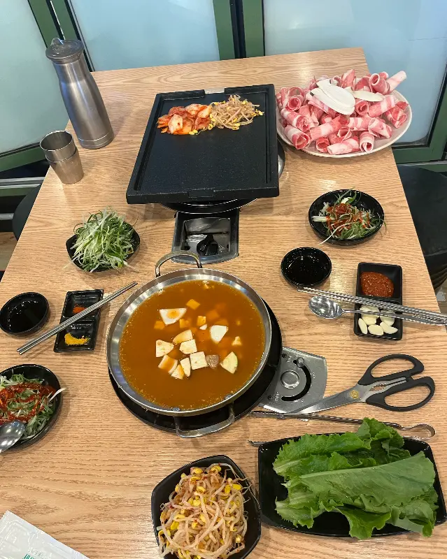 테이블 가득 차려진 한 상 차림