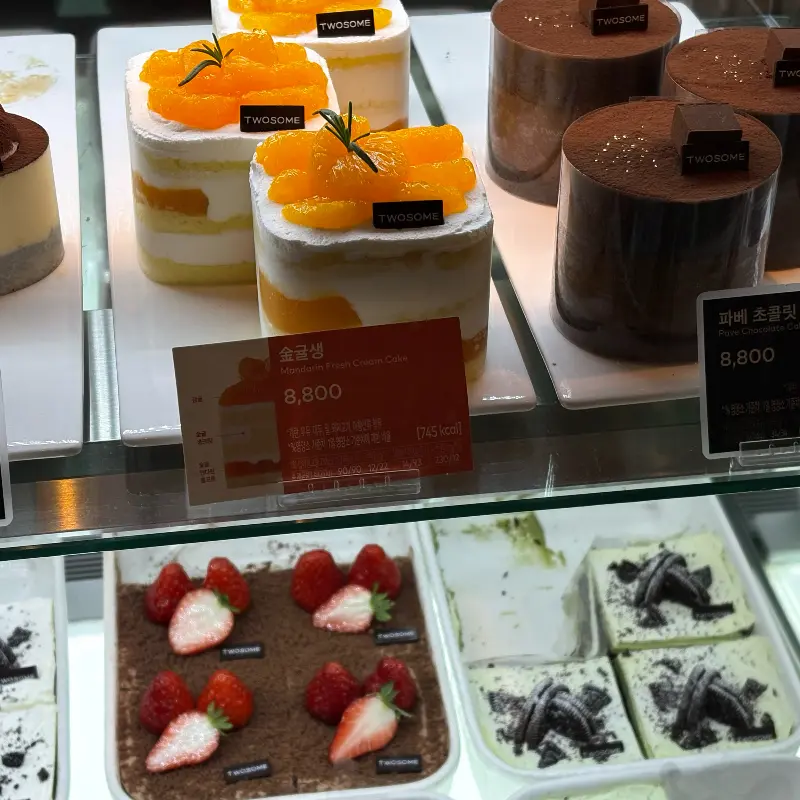 쇼케이스 안의 다양한 디저트