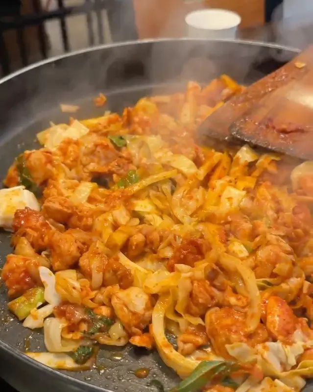 닭갈비가 익어가는 모습