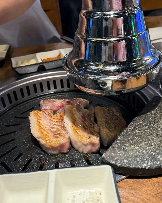 직원이 직접 구워주는 삼겹살