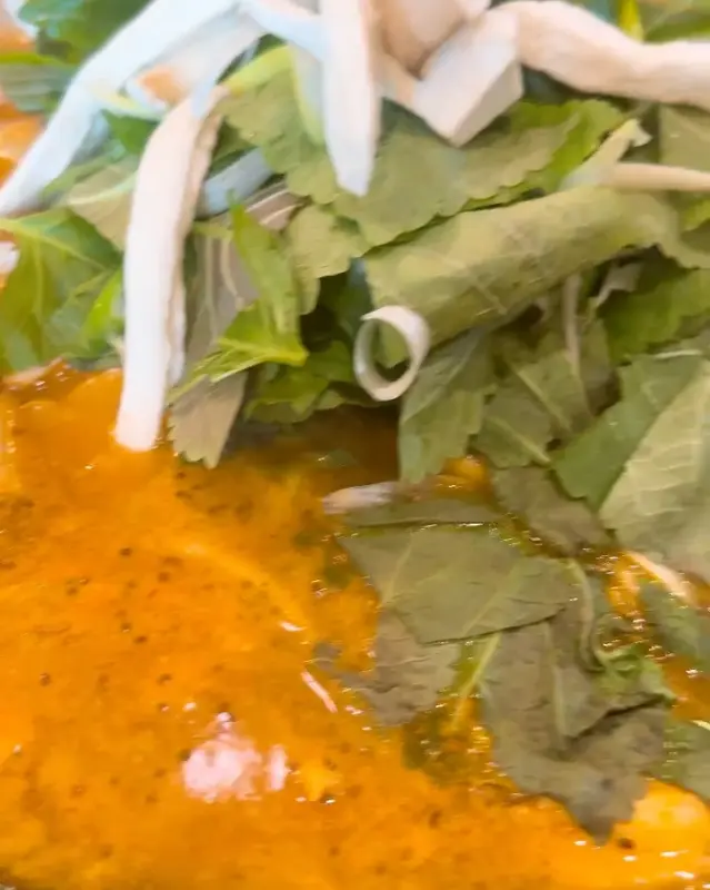 깻잎과 버섯이 듬뿍 올라간 순대 전골의 클로즈업 샷