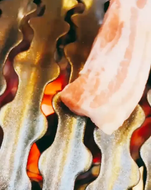 석쇠에 구워지는 삼겹살