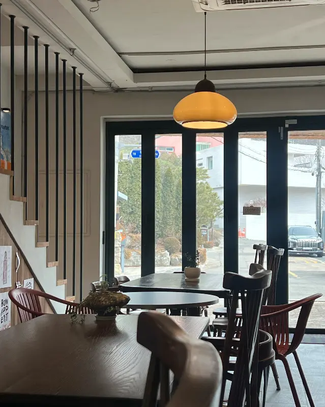 카페 내부 테이블