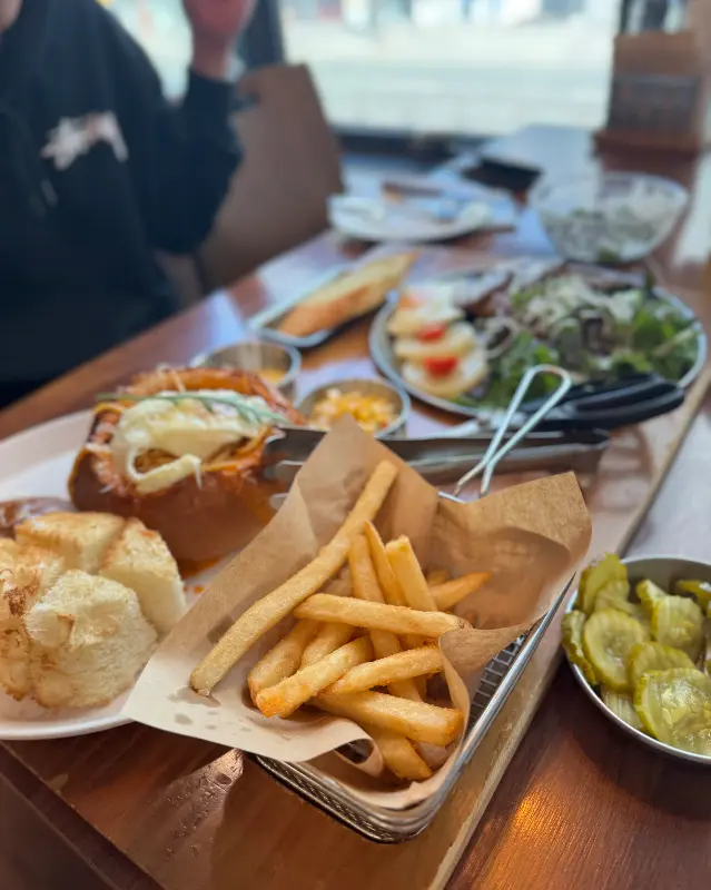 빠네 파스타와 감자튀김