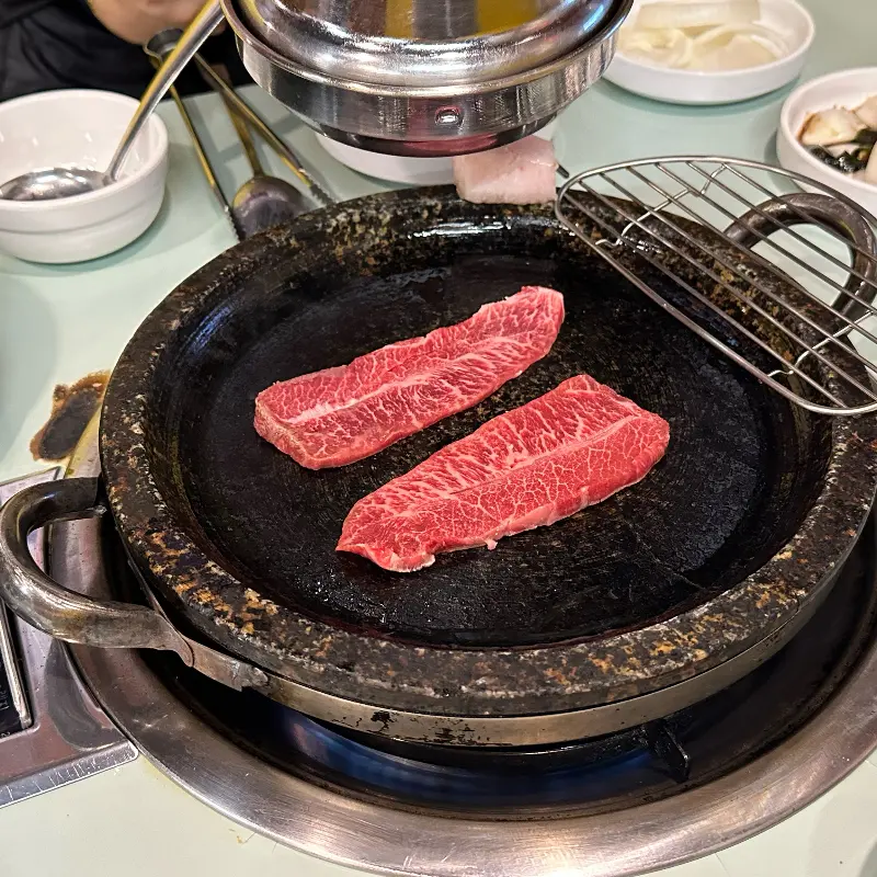 돌판 위에 올려진 먹음직스러운 한우