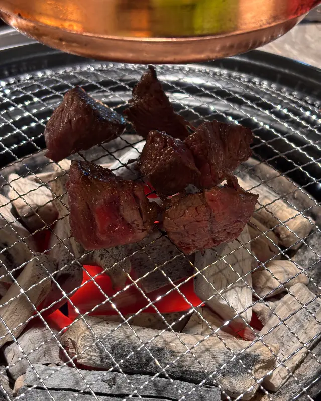 숯불 위에서 맛있게 익어가는 꽃갈비