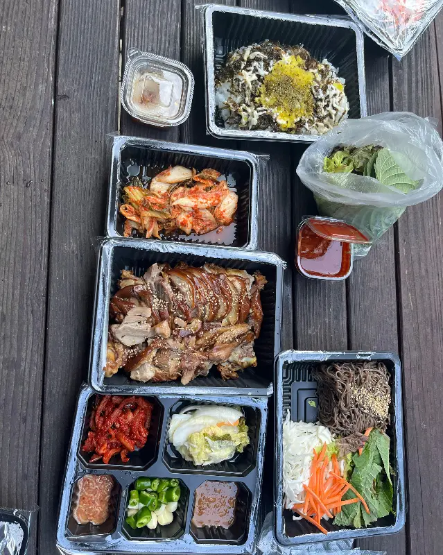 깔끔하게 포장된 족발 세트