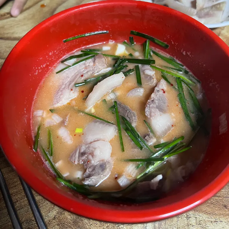 뚝배기에 담겨져 나오는 국밥