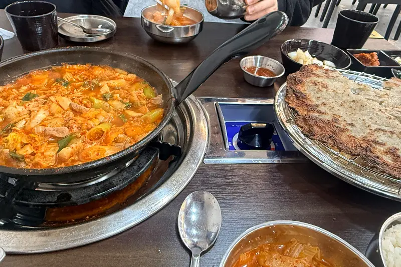 돼지찌개와 감자전이 함께 있는 모습
