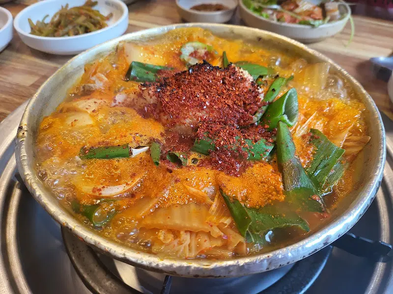 김치찌개와 밑반찬