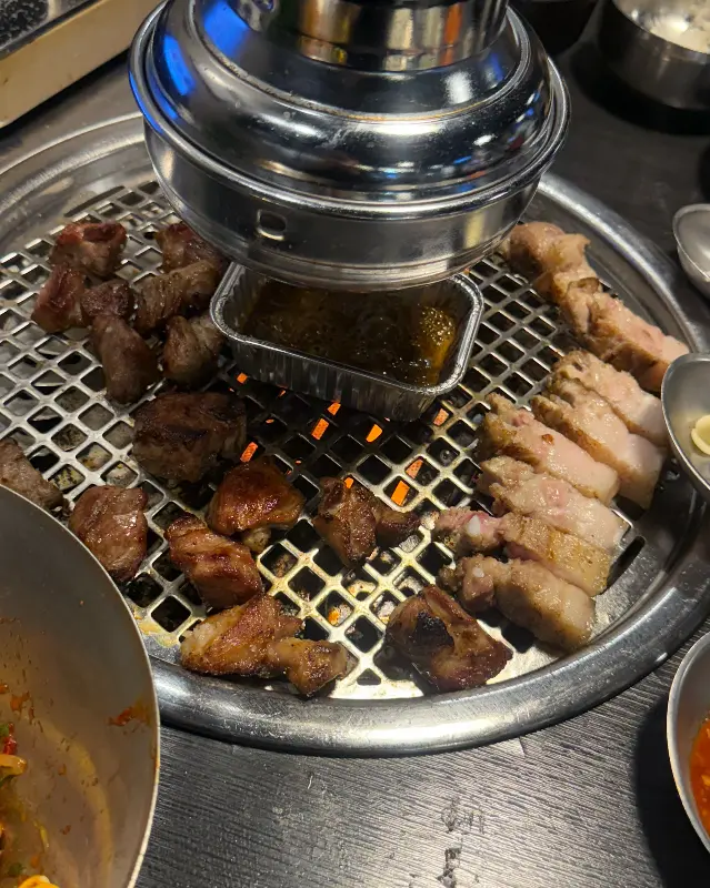 숯불 위에서 구워지는 오겹살과 목살