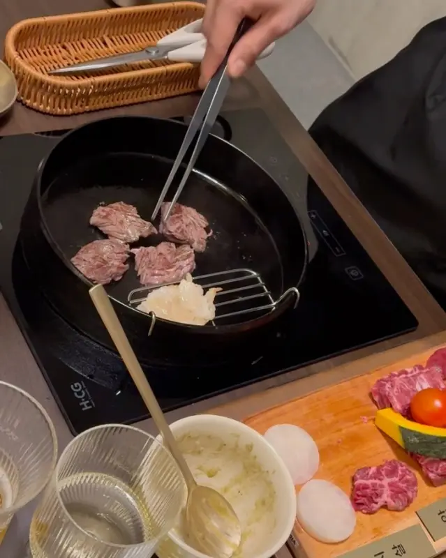 불판 위에서 익어가는 한우