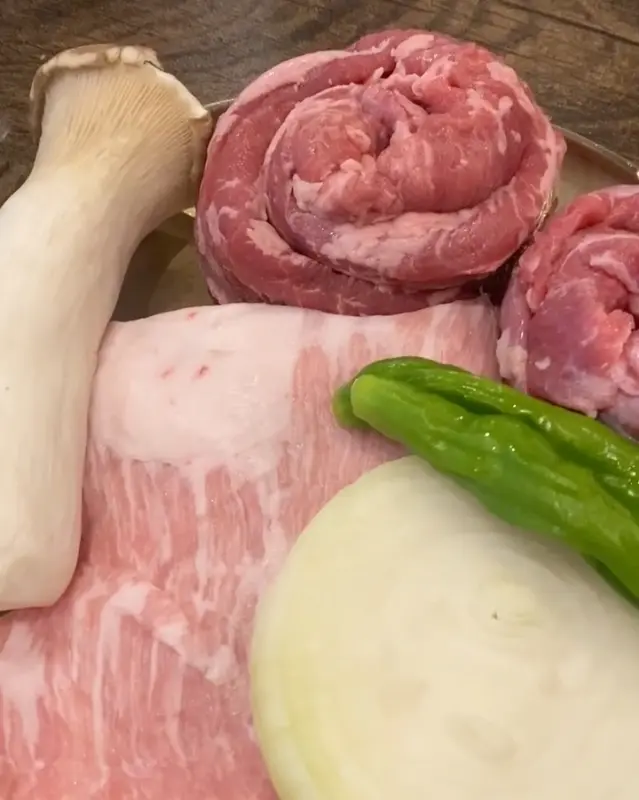신선한 돼지고기, 양파, 꽈리고추가 가지런히 담겨 나온 모습