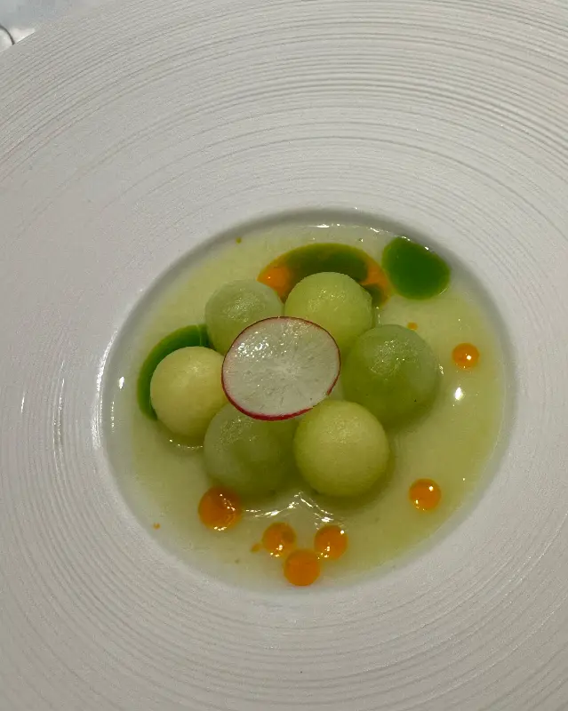 신선한 재료가 돋보이는 샐러드