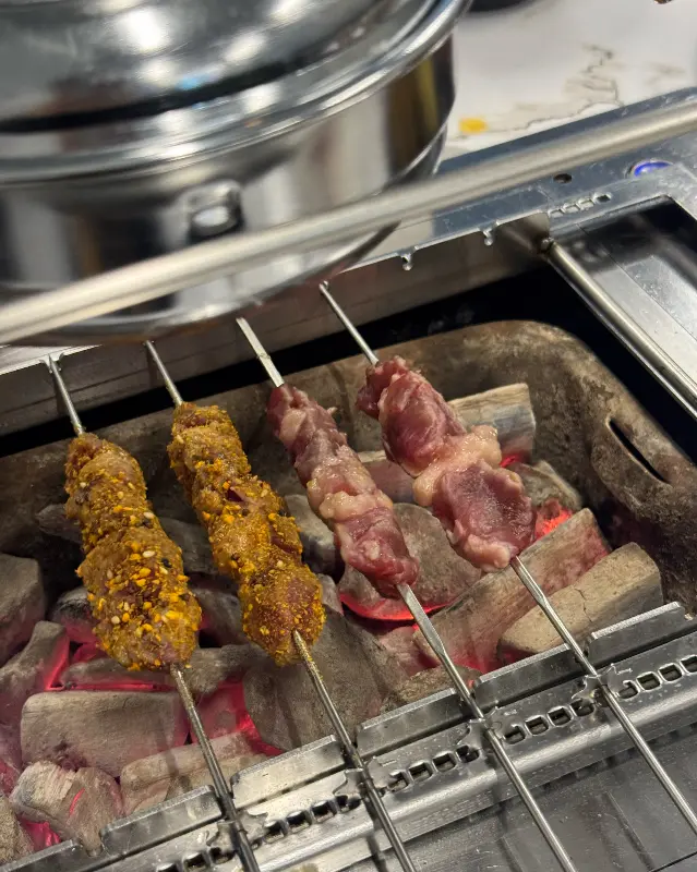 숯불 위에서 맛있게 익어가는 양꼬치
