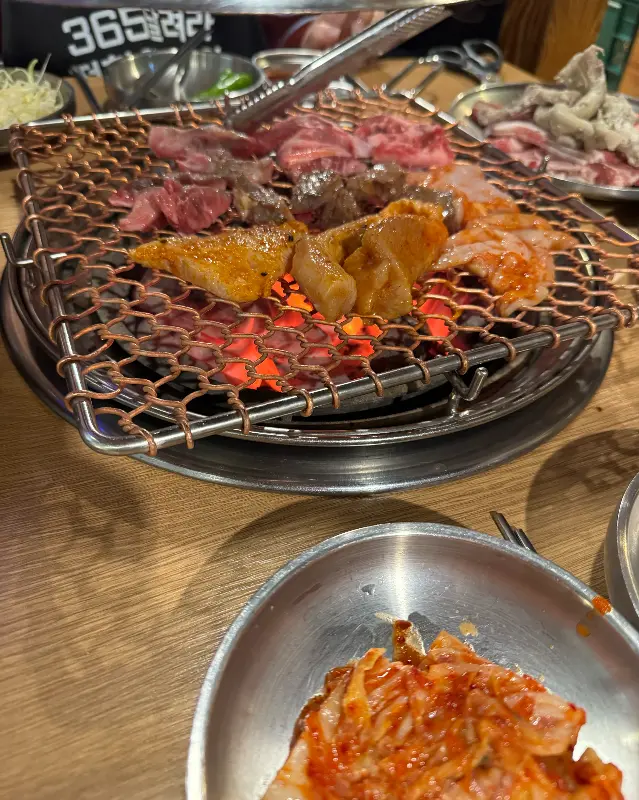 숯불 위에서 익어가는 양대창과 갈비살