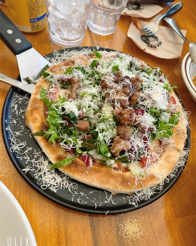 신선한 채소가 듬뿍 올려진 스테이크 샐러드 피자