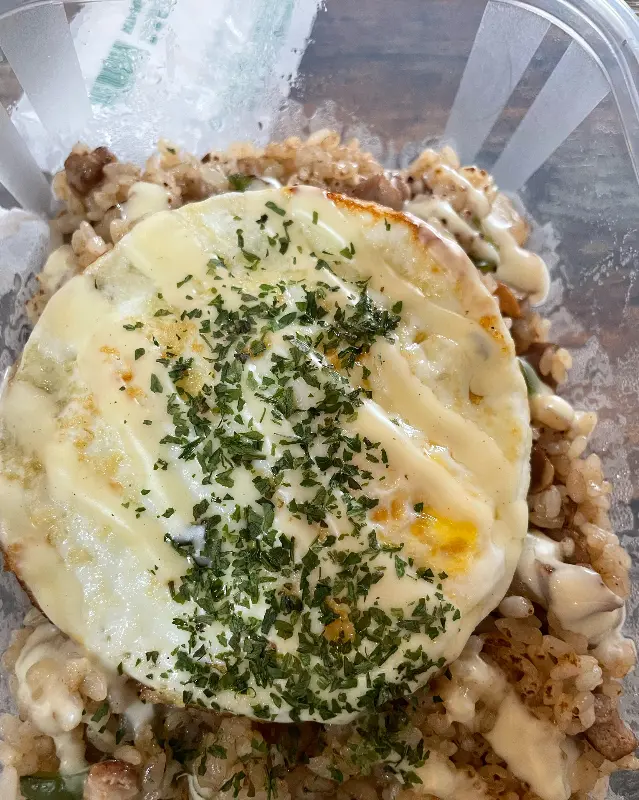 목살필라프 위에 올려진 반숙 계란